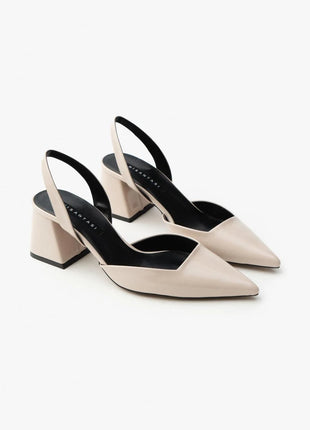 Beige SAMMY Slingback Pumps mit spitzem Zehenbereich und breitem Blockabsatz, glänzendes Finish, ideal für formelle Anlässe.