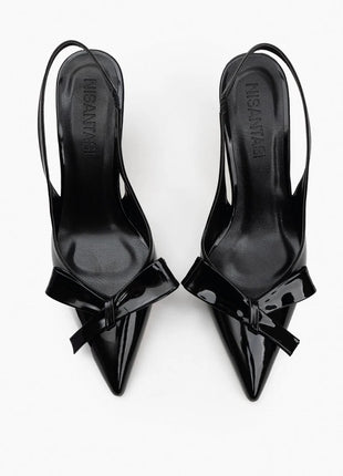 Schwarze LUCINDA Slingback-Pumps aus glänzendem Lackleder mit spitzer Vorderkappe, mittelhohem schmalen Absatz und verstellbarem Slingback-Riemen. Dekorative Schleife auf der Vorderseite.