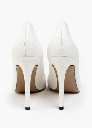 Elegante weiße Smarty Pumps mit funkelndem Design und dekorativen Schnallen, ideal für besondere Anlässe.