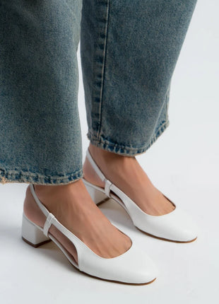 Weiße OPHELIA Slingback-Pumps aus mattem Finish mit blockigem, mittelhohem Absatz und verstellbarem Slingback-Riemen. Elegantes Design für formelle Anlässe und stilvolle Alltagslooks.