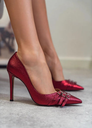 Elegante rote Smarty Pumps mit funkelndem Design und dekorativen Schnallen, ideal für besondere Anlässe.