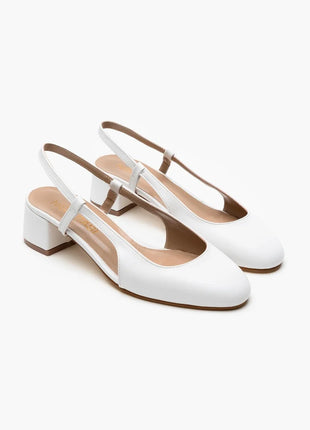 Weiße OPHELIA Slingback-Pumps aus mattem Finish mit blockigem, mittelhohem Absatz und verstellbarem Slingback-Riemen. Elegantes Design für formelle Anlässe und stilvolle Alltagslooks.