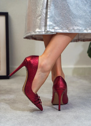 Elegante rote Smarty Pumps mit funkelndem Design und dekorativen Schnallen, ideal für besondere Anlässe.