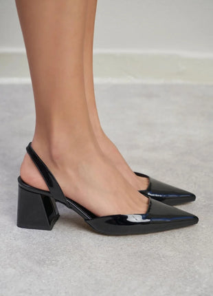 Schwarze SAMMY Slingback Pumps mit spitzem Zehenbereich und breitem Blockabsatz, glänzendes Finish, ideal für formelle Anlässe.