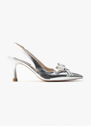 Silberne LUCINDA Slingback-Pumps aus glänzendem Lackleder mit spitzer Vorderkappe, mittelhohem schmalen Absatz und verstellbarem Slingback-Riemen. Dekorative Schleife auf der Vorderseite.