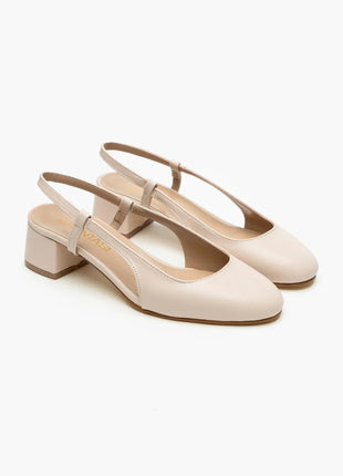 Beige OPHELIA Slingback-Pumps aus mattem Finish mit blockigem, mittelhohem Absatz und verstellbarem Slingback-Riemen. Elegantes Design für formelle Anlässe und stilvolle Alltagslooks.