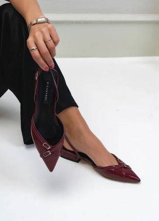 Elegante VEGAS Slingback-Pumps in Bordo mit spitzer Zehenpartie und dekorativen Schnallen, ideal für besondere Anlässe.