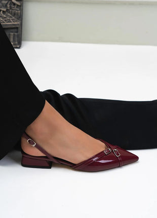 Elegante VEGAS Slingback-Pumps in Bordo mit spitzer Zehenpartie und dekorativen Schnallen, ideal für besondere Anlässe.