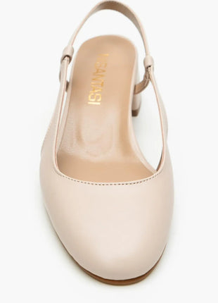 Beige OPHELIA Slingback-Pumps aus mattem Finish mit blockigem, mittelhohem Absatz und verstellbarem Slingback-Riemen. Elegantes Design für formelle Anlässe und stilvolle Alltagslooks.