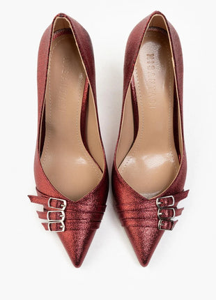 Elegante rote Smarty Pumps mit funkelndem Design und dekorativen Schnallen, ideal für besondere Anlässe.