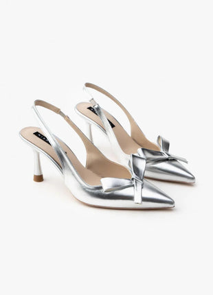 Silberne LUCINDA Slingback-Pumps aus glänzendem Lackleder mit spitzer Vorderkappe, mittelhohem schmalen Absatz und verstellbarem Slingback-Riemen. Dekorative Schleife auf der Vorderseite.