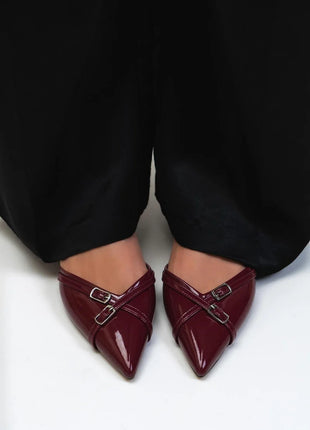 Elegante VEGAS Slingback-Pumps in Bordo mit spitzer Zehenpartie und dekorativen Schnallen, ideal für besondere Anlässe.