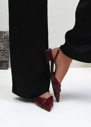 Elegante VEGAS Slingback-Pumps in Bordo mit spitzer Zehenpartie und dekorativen Schnallen, ideal für besondere Anlässe.