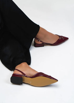 Elegante VEGAS Slingback-Pumps in Bordo mit spitzer Zehenpartie und dekorativen Schnallen, ideal für besondere Anlässe.