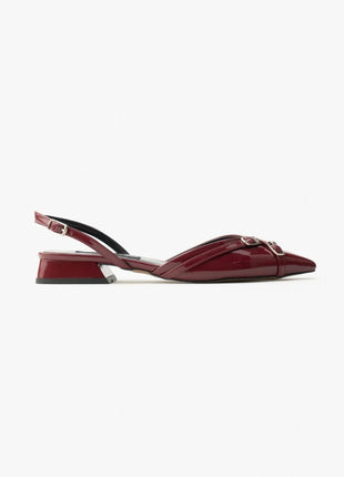 Elegante VEGAS Slingback-Pumps in Bordo mit spitzer Zehenpartie und dekorativen Schnallen, ideal für besondere Anlässe.