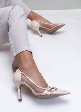 Beige MIRACLE Pumps mit hohem, schmalem Absatz, transparenten Netzeinsätzen und doppelten Riemen mit funkelnden Strassschnallen. Elegantes Design für formelle Anlässe.