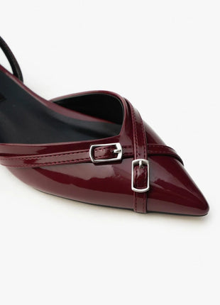 Elegante VEGAS Slingback-Pumps in Bordo mit spitzer Zehenpartie und dekorativen Schnallen, ideal für besondere Anlässe.