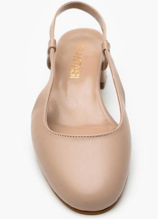 Beige OPHELIA Slingback-Pumps aus mattem Finish mit blockigem, mittelhohem Absatz und verstellbarem Slingback-Riemen. Elegantes Design für formelle Anlässe und stilvolle Alltagslooks.