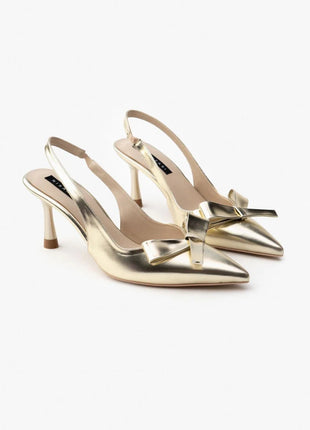 Goldene LUCINDA Slingback-Pumps aus glänzendem Lackleder mit spitzer Vorderkappe, mittelhohem schmalen Absatz und verstellbarem Slingback-Riemen. Dekorative Schleife auf der Vorderseite.