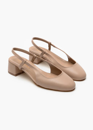 Beige OPHELIA Slingback-Pumps aus mattem Finish mit blockigem, mittelhohem Absatz und verstellbarem Slingback-Riemen. Elegantes Design für formelle Anlässe und stilvolle Alltagslooks.