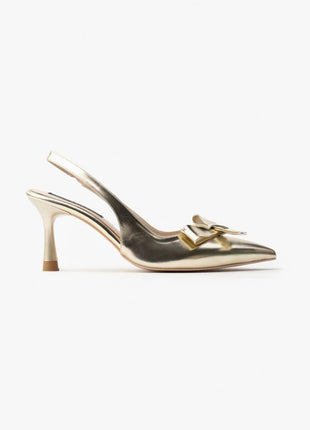 Goldene LUCINDA Slingback-Pumps aus glänzendem Lackleder mit spitzer Vorderkappe, mittelhohem schmalen Absatz und verstellbarem Slingback-Riemen. Dekorative Schleife auf der Vorderseite.