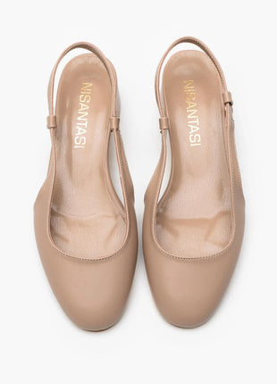 Beige OPHELIA Slingback-Pumps aus mattem Finish mit blockigem, mittelhohem Absatz und verstellbarem Slingback-Riemen. Elegantes Design für formelle Anlässe und stilvolle Alltagslooks.