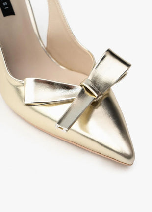 Goldene LUCINDA Slingback-Pumps aus glänzendem Lackleder mit spitzer Vorderkappe, mittelhohem schmalen Absatz und verstellbarem Slingback-Riemen. Dekorative Schleife auf der Vorderseite.