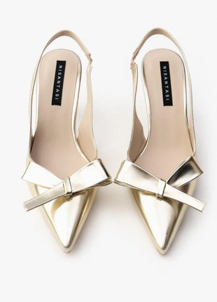 Goldene LUCINDA Slingback-Pumps aus glänzendem Lackleder mit spitzer Vorderkappe, mittelhohem schmalen Absatz und verstellbarem Slingback-Riemen. Dekorative Schleife auf der Vorderseite.