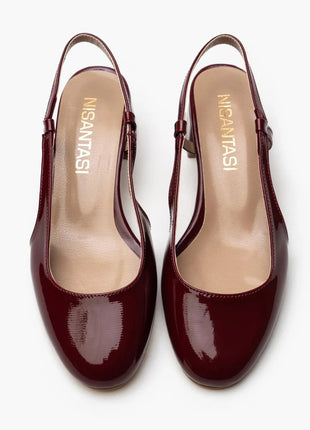 Bordo OPHELIA Slingback-Pumps aus glänzendem Lackleder mit blockigem, mittelhohem Absatz und verstellbarem Slingback-Riemen. Elegantes Design für formelle Anlässe und stilvolle Alltagslooks.