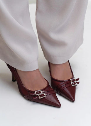 Bordo MIRACLE Pumps mit hohem, schmalem Absatz, transparenten Netzeinsätzen und doppelten Riemen mit funkelnden Strassschnallen. Elegantes Design für formelle Anlässe.