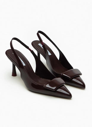 Bordo LITHA Pumps aus glänzendem Lackleder mit spitz zulaufender Form und mittelhohem, schmalem Absatz. Verstellbarer Slingback-Riemen sorgt für sicheren Halt.