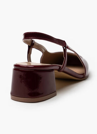 Bordo OPHELIA Slingback-Pumps aus glänzendem Lackleder mit blockigem, mittelhohem Absatz und verstellbarem Slingback-Riemen. Elegantes Design für formelle Anlässe und stilvolle Alltagslooks.