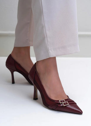 Bordo MIRACLE Pumps mit hohem, schmalem Absatz, transparenten Netzeinsätzen und doppelten Riemen mit funkelnden Strassschnallen. Elegantes Design für formelle Anlässe.