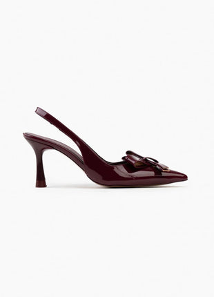 Bordo LUCINDA Slingback-Pumps aus glänzendem Lackleder mit spitzer Vorderkappe, mittelhohem schmalen Absatz und verstellbarem Slingback-Riemen. Dekorative Schleife auf der Vorderseite.