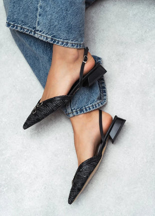 Elegante VEGAS Slingback-Pumps in Schwarz glänzend mit spitzer Zehenpartie und dekorativen Schnallen, ideal für besondere Anlässe.