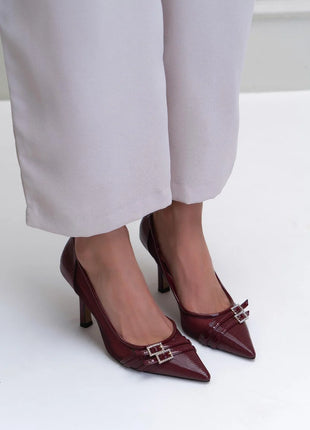 Bordo MIRACLE Pumps mit hohem, schmalem Absatz, transparenten Netzeinsätzen und doppelten Riemen mit funkelnden Strassschnallen. Elegantes Design für formelle Anlässe.