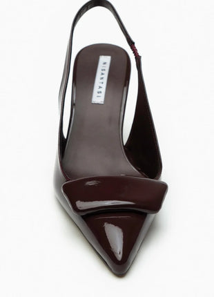 Bordo LITHA Pumps aus glänzendem Lackleder mit spitz zulaufender Form und mittelhohem, schmalem Absatz. Verstellbarer Slingback-Riemen sorgt für sicheren Halt.