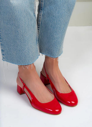 Rote OPHELIA Slingback-Pumps aus glänzendem Lackleder mit blockigem, mittelhohem Absatz und verstellbarem Slingback-Riemen. Elegantes Design für formelle Anlässe und stilvolle Alltagslooks.