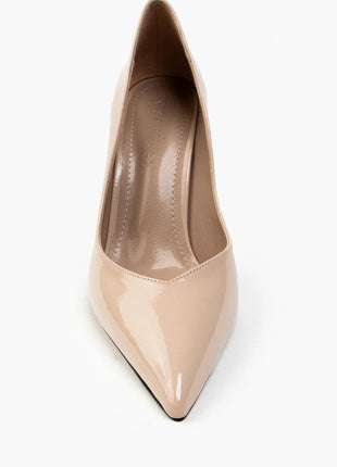 Beige Shurima Pumps mit glänzendem Finish und spitzer Zehenpartie, ideal für formelle Anlässe und elegante Abende.